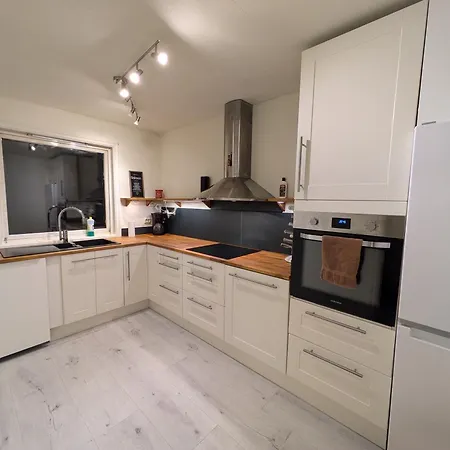 Innholdsrik Leilighet Med Hage Apartamento